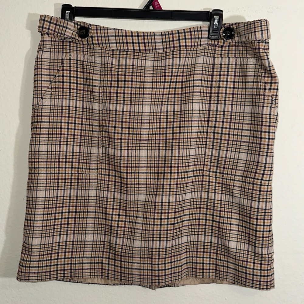 Classic Plaid Knee-Length Skirt with Button Detail